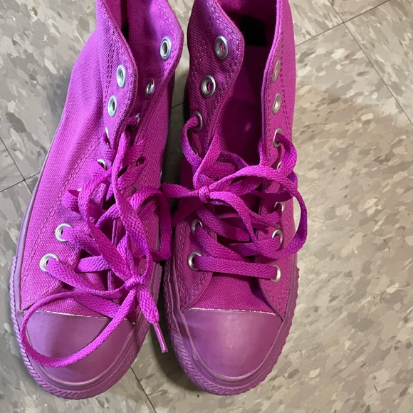 Chuck Taylor Platform Converse in Vibrant Neon Purple. - Picture 2 of 3